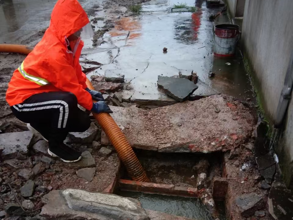 门源专业清理污水池 炜誉市政以规范流程守护城市 “肠道”