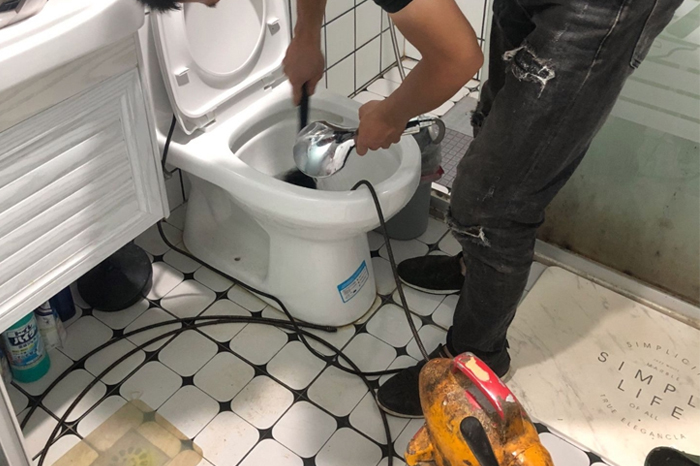 门源马桶堵塞自己疏通还是找师傅?专业上门服务让你省时更省心